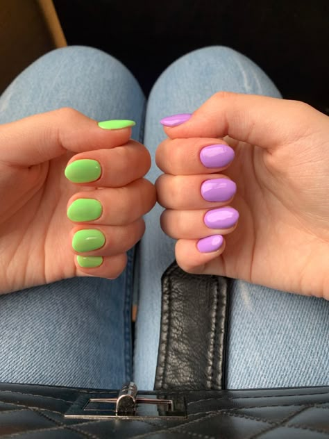 Two Hands Different Nail Colors, Nails With Each Hand A Different Color, Nails Both Hands Different Colors, Hands Two Different Colors Nails, Nails Two Hands Different Color, 2 Nail Color Ideas Each Hand, Two Solid Color Nails, 2 Hands Different Color Nails, Simple Bold Nails