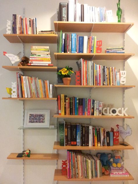 80 Desain Rak Buku Unik, dan Minimalis - Bagi anda yang memiliki hobi membaca buku, bukan hal yang mudah untuk masuk ke toko buku tanpa mem... Small Office Organization, Organization Books, Bathroom Etagere, Books Shelves, Study Table Designs, Room Organization Bedroom, Home Bar Sets, Minimalist Bed, Bookshelf Design