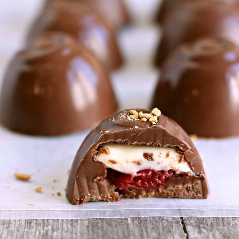 Cherry Cheesecake Chocolate Truffles Homemade Chocolate Bonbons, Bon Bons Recipe, Candy Truffles, Cheesecake Chocolate, Cherry Desserts, Cherry Cheesecake, Truffle Recipe, Tasty Kitchen, Homemade Candies