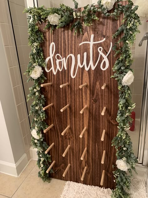 Rustic Donut Wall, Donut Wall Ideas, Boho Donut Wall, Donught Wall, Donut Board Diy, Diy Doughnut Wall, Doughnut Wall Wedding, Donut Wall Diy, Candybar Diy