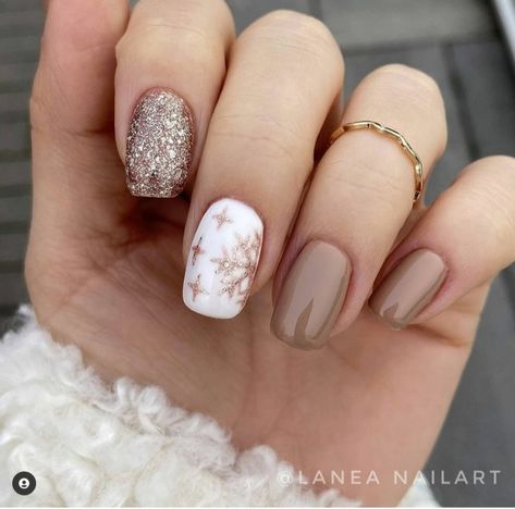 50+ Cool Winter Nails For 2022 - The XO Factor December Nails Designs 2022, Nails Inspiration Fall 2022, Nails Inspiration Winter 2022, Biab Nail Design Winter, Simple Autumn Nails Short 2022, Trendy Nails Winter 2022, Nail Art Winter 2022, Nov Nails 2022, Autumn 2022 Nails