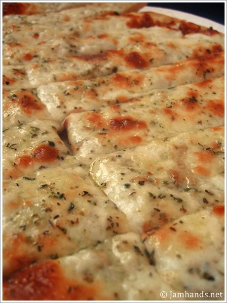 Cheesy Garlic Sticks Recipe. via Jam Hands blog Garlic Sticks, Sommer Mad, Diner Recept, Crumpets, Snacks Für Party, Chapati, A Pizza, Comfort Foods, Pizza Dough