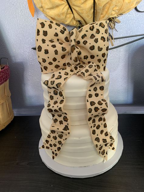 Fondant leopard bow cake Bow Cake, Bow Cakes, Tiger Print, Birthday Cakes, Diaper Cake, Fondant, Birthday Cake, Cake, Birthday