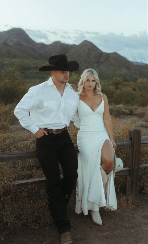 Country Groom Attire, Western Style Wedding Dress, Engagement Photo Shoot Outfits, Vestidos Country, Cowboy Groom, Country Engagement Pictures, Western Style Wedding, Western Themed Wedding, Engagement Picture Outfits