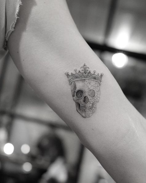 Doctor Woo on Instagram: “His and hers...from last week ✨💀✨💀 #hideawayatsuitex  #slimneedle” Skull Crown Tattoo Design, Skull Crown Tattoo, Crown Tattoo Men, Pirate Skull Tattoos, Small Skull Tattoo, Indian Skull Tattoos, Skull With Crown, Simple Skull, Crown Tattoo Design