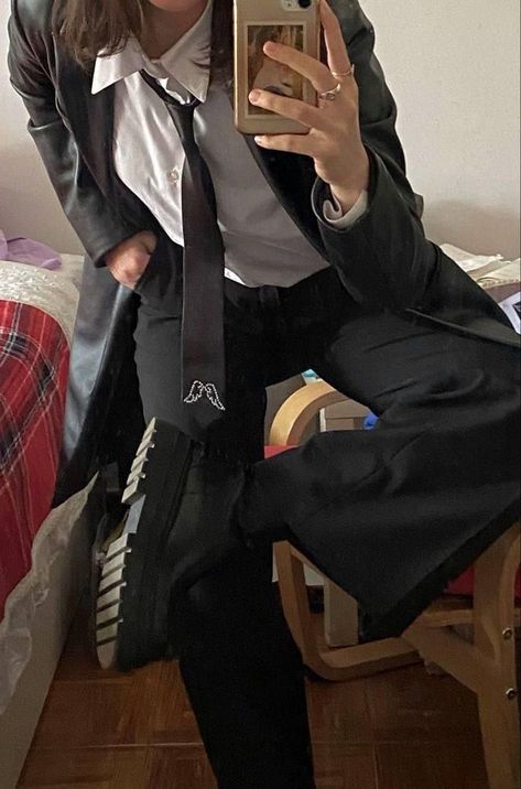 Suits Masc Women, Grunge Suit Aesthetic, Black Suit Aesthetic Woman, Hot Detective Outfit, Lesbian In Suit, 90s Suits Women, Girl In Suit Aesthetic, Masc Lesbian Suit, Masc Homecoming Outfits