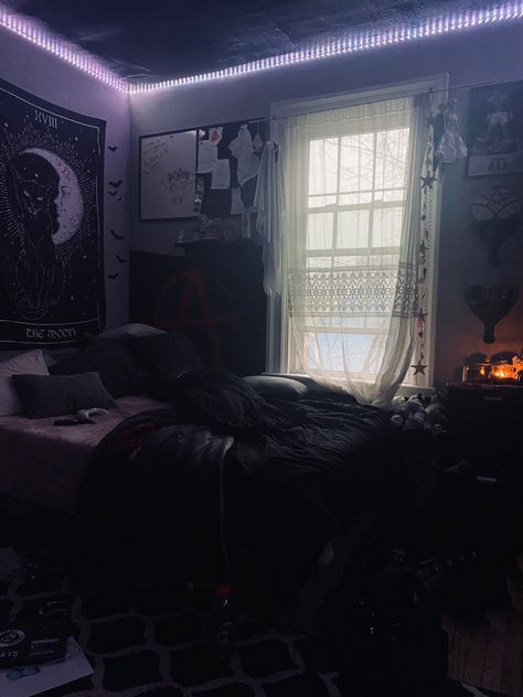 Dark Room Aesthetic Bedroom Modern, Art Messy Aesthetic, Grunge Gamer Aesthetic Room, Grunge Bedroom Aesthetic Dark, Comfy Dark Room, Grunge Goth Room Aesthetic, Room Ideas Aesthetic Anime Dark, Male Room Aesthetic Dark, Messy Dark Bedroom