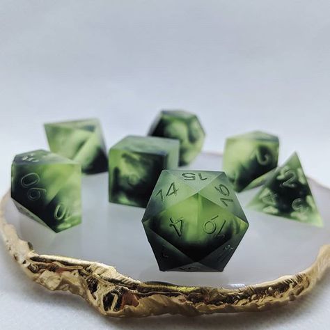 @_yaniir_ on Instagram: “The Reclamation . Basically Grave's Gift but with a little more vibrant green! Going to try this style with a few different colors.…” Dice Inspiration, Diy Resin Dice, Goblin Hoard, Cool Dnd Dice, Dungeon Room, Dice Goblin, Random Character, Dragon Dies, Dungeons And Dragons Dice