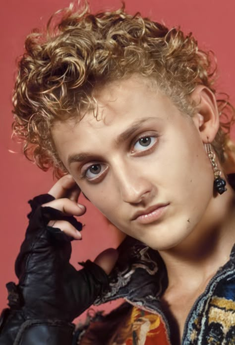 As marko in the lost boys Alex Winter 80s, 90s Ads, Lost Boys Movie, The Lost Boys 1987, Alex Winter, Hot Vampires, The Lost Boys, Vampire Movies, Olivia De Havilland