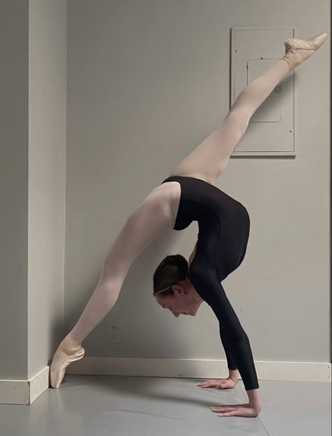 Flexibility Aesthetic, Ballet Flexibility, Ballet Inspired Fashion, Ballerina Poses, Dancer Lifestyle, Flexibility Dance, Ballet Pictures, Ballet Jazz, Ballet Poses