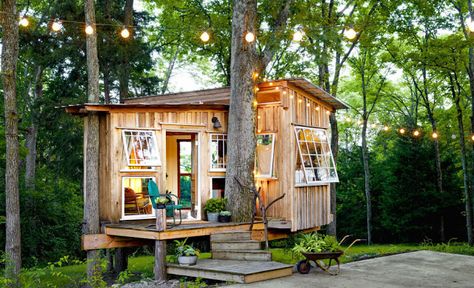 The Fox House: a 100 sq ft treehouse with a beautiful vintage chic interior Tiny House Ideas Cottages, Design Case Mici, Small House Pictures, Design Casa Piccola, Backyard Treehouse, Shed To Tiny House, Cool Tree Houses, Best Tiny House, House Shed