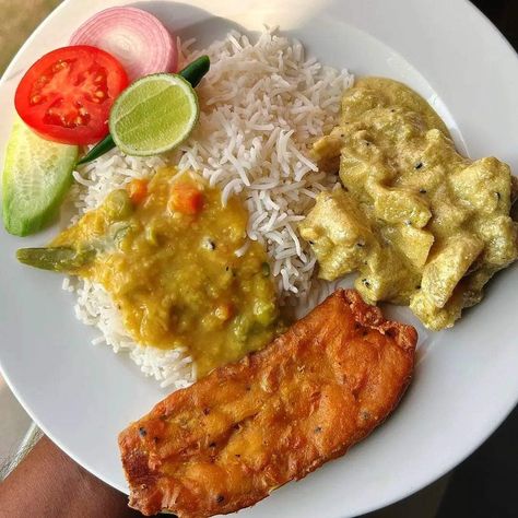 Bengali Thali, Aloo Posto, Healthy Food Plate, Lunch Thali, Rice Basmati, Delicious Food Image, Bengali Cuisine, Variety Food, Fried Eggplant