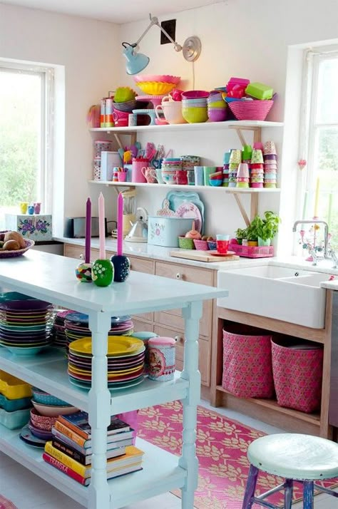 Colorful kitchen with open shelving Colourful Kitchen, Boho Kitchen, Retro Home Decor, Retro Home, Kitchen Colors, Design Case, Home Fashion, 인테리어 디자인, Dream Kitchen