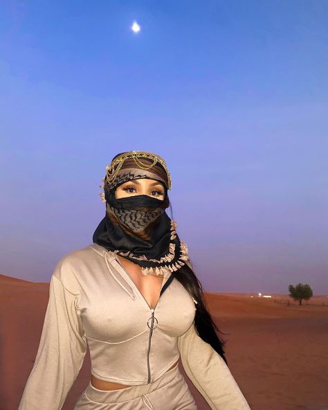 Shemagh Aesthetic, Aaleeyah Petty, Scarf Aesthetic, Fire Fits, Best Photo Poses, Foto Ideas Instagram, Beige Aesthetic, Insta Photo Ideas, Instagram Foto