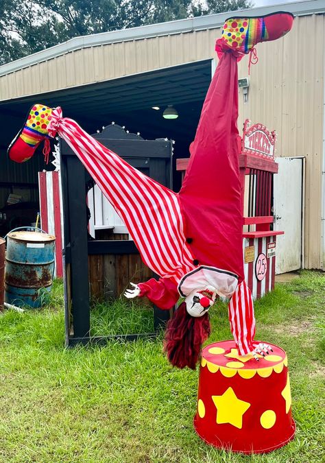 Halloween Clowns Scary, Clown Halloween Yard Decorations, Diy Carnevil Props, Scary Carnival Halloween Party, Circus Haunted House, Carnival Halloween Decorations, Halloween Circus Theme, Creepy Halloween Wallpaper, Spooky Walk