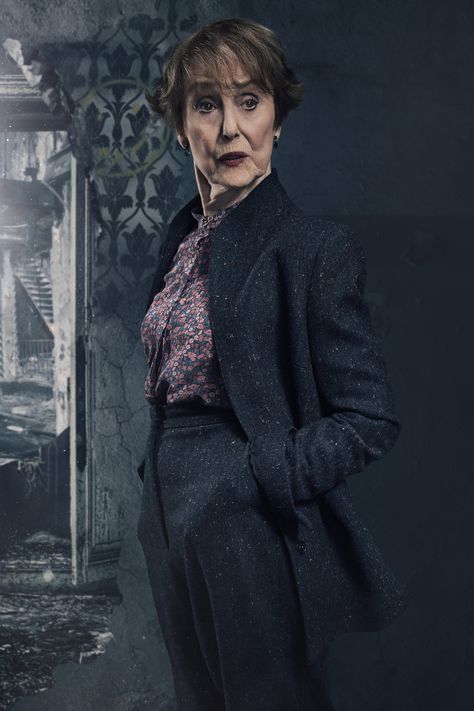 Sherlock Season 4 || Mrs.Hudson Una Stubbs, Sherlock And Watson, Holmes And Watson, Sherlock Holmes Benedict, Sherlock Series, Detective Stories, Sherlock Holmes Benedict Cumberbatch, Sherlock And John, Benedict Sherlock