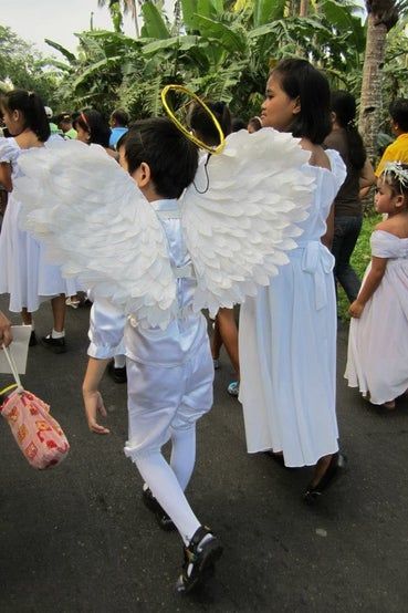 Angel Wings for Costume: 4 Steps Wings Costume Diy, Make Angel Wings, Graduation Program, Angel Wings And Halo, Wings Diy, Easter Vigil, Diy Angel Wings, Diy Angels, Book Page Wreath