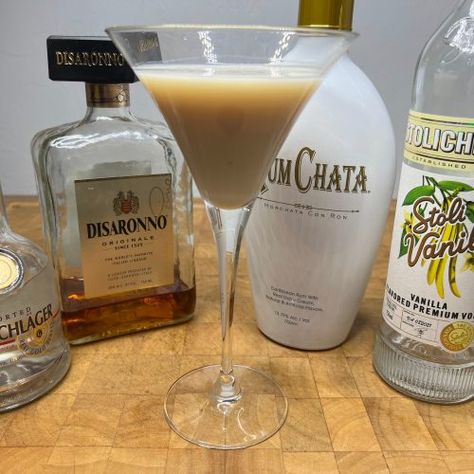 Snickerdoodle Martini Recipe Snickerdoodle Drink Alcohol, Drinks With Rumchata, Snickerdoodle Martini, Cinnamon Toast Crunch Shot, Rumchata Drinks, Creamy Hot Chocolate, Brandy Cocktails, Dessert Shots, Cocktail Drinks Alcoholic