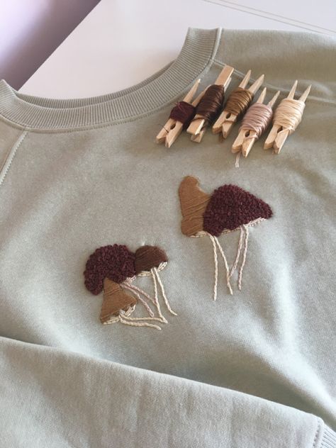 Mushroom Embroidery Sweater, Embroidered Mushrooms Simple, Sweater Embroidery Ideas Simple, Mushroom Embroidery Simple, Embroidery Mushrooms Simple, Vintage Nakışlar, Cottagecore Embroidery, Cute Mushrooms, Mushroom Embroidery