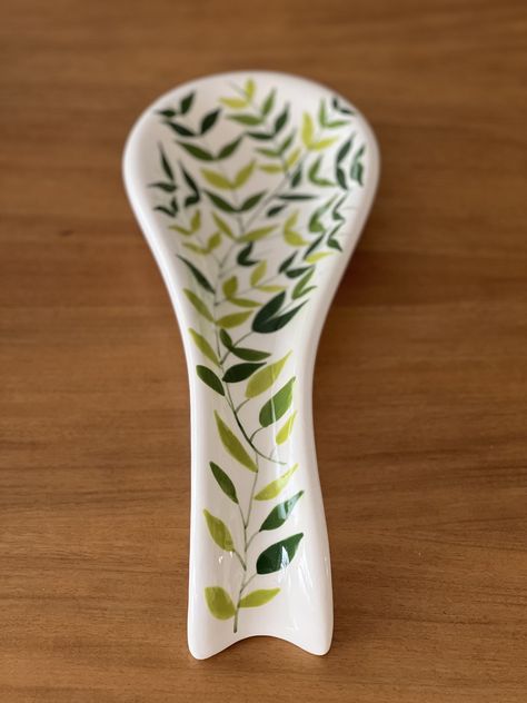 Ceramic Spoon Rest Painting Ideas, Pottery Painting Spoon Rest, Spoon Rest Painting Ideas, Spoon Rest Pottery Painting Ideas, Spoon Rest Pottery, Painted Spoons, Pottery Spoon Rest, Pottery Painting Designs, Ceramic Spoon Rest