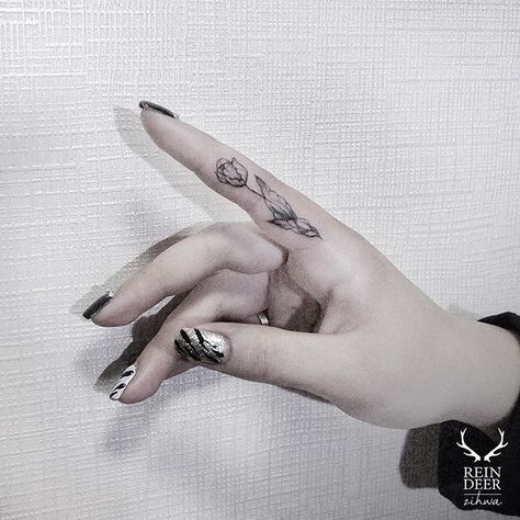 Black tulip tattoo on the index finger Small Rib Tattoos, Single Rose Tattoos, Tiny Flower Tattoos, Related Tattoos, Purple Tattoos, Tattoo Finger, Tulip Tattoo, Belly Tattoos, Finger Tats