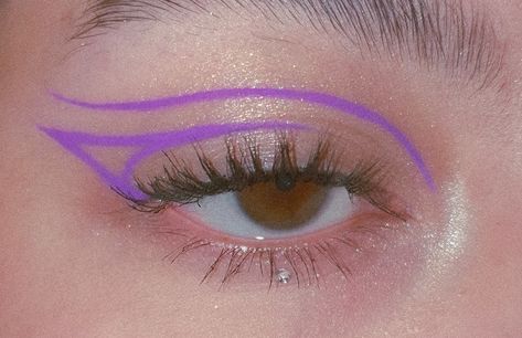 Purple Graphic Liner Makeup, Graphic Liner Purple, Purple Eyeliner Looks, Simple Graphic Eyeliner, Creative Eyeliner, Purple Liner, Purple Eyeliner, Eyeliner Designs, Purple Graphic