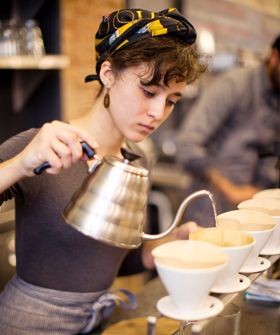 Our Fave Local Coffee Joints, Plus The 15 Cutest Baristas In NYC! Cute Barista Hairstyles, Barista Outfits, Barista Training, Barista Fashion, Coffee Barista, Photos Booth, Coffee Places, Local Coffee, Coffee Culture