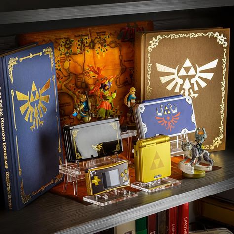 Rose Colored Gaming on Instagram: “Happy #TriforceTuesday ❤️ We sell these display stands you see in the photo. Everything made in USA and shipping worldwide. #link in bio.…” Amiibo Display, Gaming Shelf, Nintendo Handheld, Tiered Display Shelves, Game Cart, Nerd Room, Console Shelf, Video Game Collection, Video Game Rooms