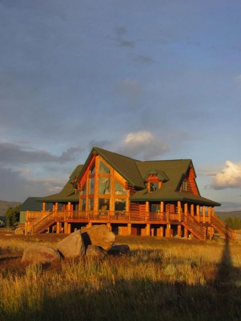 Log House Exterior, Western House Ideas, Log Cabin Homes Exterior, Rustic House Exterior, Log Homes Exterior, Log Cabin Exterior, Log Cabin Style, Cabin Style Homes, How To Build A Log Cabin