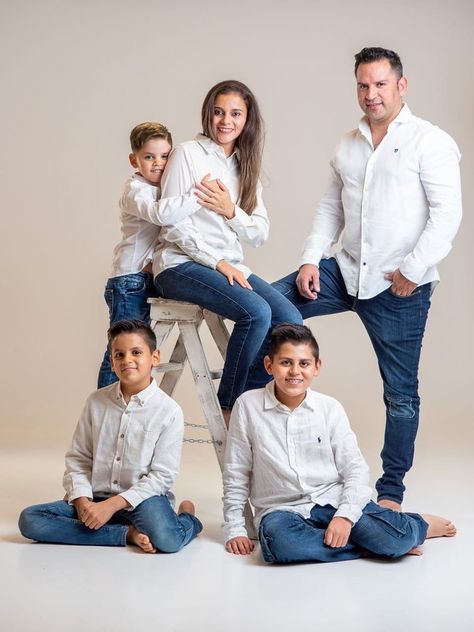 Studio Family Portraits, Family Photo Studio, Family Portrait Outfits, Family Photoshoot Poses, Family Portrait Poses, Family Photoshoot Outfits, Family Picture Poses, Studio Poses, Photography Poses Family