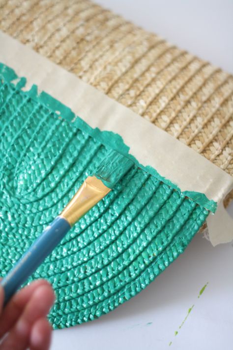 Tutorial: How to Make a Hand Painted Straw Clutch | The Pretty Life Girls Straw Clutch Purse, Straw Bag Diy, Diy Clutch Bag, Diy Straw, Painted Purse, Diy Fashion Projects, Diy Clutch, Pretty Life, Diy Bag Designs