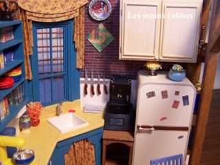 les mains calmes: Appartement de Monica de la série TV "Friends" Reproduction Friends Serie Tv, Monica Friends, Amazing Miniatures, Dollhouse Rooms, Friends Apartment, Diy Miniatures, Apartment Floor Plan, Knife Storage, Diy Kitchen Storage