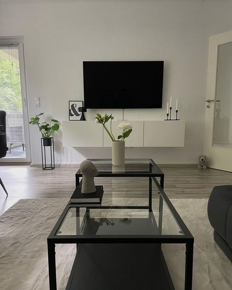 Black and white is a color combination that you can apply to the first decoration of your apartment. Here you can use a solid black iron coffee table combined with the use of plain white wall paint. These two colors make for an instant monochromatic theme. Black and White Living Room from @67qm_home #firstapartmentdecoration #firstapartment Home Decor Black And Grey, Living Room Inspiration Black And White, Black And White Themed Apartment, Black And White Theme Living Room, Black And White Decorations Home, White Black Grey Living Room, Grey Black And White Living Room, Black Table Living Room, Modern Apartment Black And White