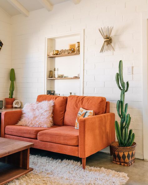 Browse Photos and find other inspiration on ApartmentTherapy.com. Search images by color, object, tag, and more. Modern Desert Home, Sofa Colour, Style Californien, California Apartment, Interior Design Color Schemes, Deco Orange, Orange Couch, Vintage Desert, Orange Home