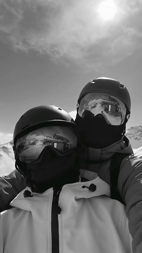 Skiing Selfie, Sci Aesthetic, Snowboard Couple, Snowboarding Couple, Snowboard Aesthetic, Snowboarding Aesthetic, Ski Pictures, Tmax Yamaha, Snow Couple