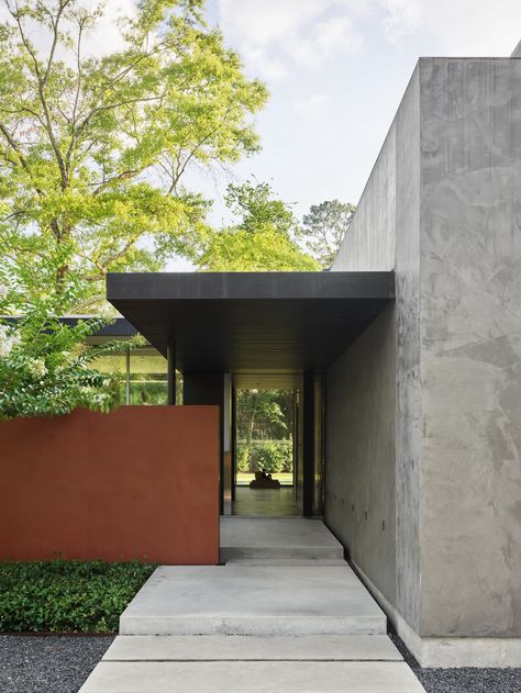 Materials such as Concrete, Rheinzink and Texas Limestone come together at the sculptural entrance... Kuhlman Road | Houston | Texas | Ehrlich Yanai Rhee Chaney Architects House Road Entrance, Concrete Residential Architecture, Simple Concrete House, Contemporary Home Exterior Design, Entrance House Design, Modern Stucco House, Home Facade Design, Bungalow Entrance, Concrete Entrance