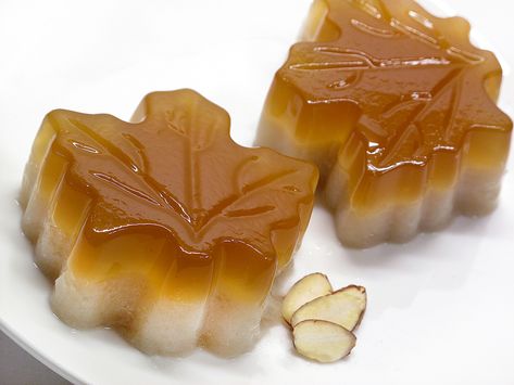 I wanted to make something very warm and fall-like for Thanksgiving this year. I found a maple leaf shaped baking pan and thought that maple gelatin would be the perfect fit. To balance the sweetne… Almond Jello, Maple Breakfast, Jello Mold Recipes, Recipes Copycat, Maple Recipes, Maple Syrup Recipes, Syrup Recipes, Jello Desserts, Jello Mold