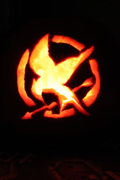 Hunger Games Mockingjay pumpkin carving Pumpkin Carving Ideas Percy Jackson, Pumpkin Carving Ideas Hunger Games, Hunger Games Pumpkin Carving, Fandom Pumpkin Carving, Witcher Pumpkin Carving, Percy Jackson Pumpkin Carving, Pumpkin Carving Ideas Game Of Thrones, Cool Pumpkin Carving Ideas Awesome, Hunger Games Pumpkin