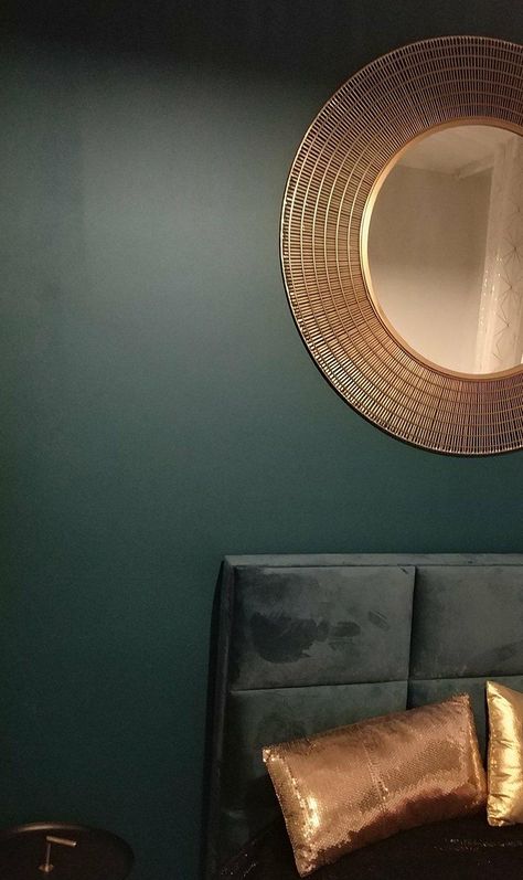 Golden mirror on dark green wall.... Statement Walls Living Room, Dark Green Living Room, Green Wall Design, Green Accent Walls, Dark Green Walls, Golden Mirror, Mirror Design Wall, Convex Mirror, Statement Wall