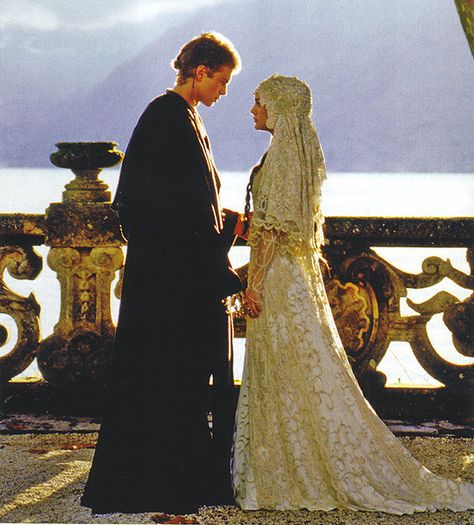 The Wedding of Padawan Jedi Apprentice Anakin Skywalker (Hayden Christensen) and Senator Padmé Amidala (Natalie Portman) on Nabu. Star Wars: Episode II - Attack Of The Clones (5/16/2002) Padme And Anakin Wedding, Padme Wedding, Natalie Portman Wedding, Padme And Anakin, Movie Wedding Dresses, Happy 20th Anniversary, Fantasy Queen, Disco Funk, Anakin And Padme