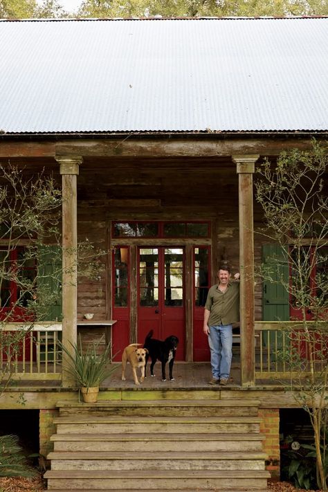 Originally built in the 1840s, this Creole cottage sits between a sugarcane field and Bayou Teche in Franklin, Louisiana Creole Cottage House Plans, Bayou Cottage, Cajun Cottage, Acadian Style Homes, Bayou House, Creole Cottage, French Creole, Southern Porches, Louisiana Homes