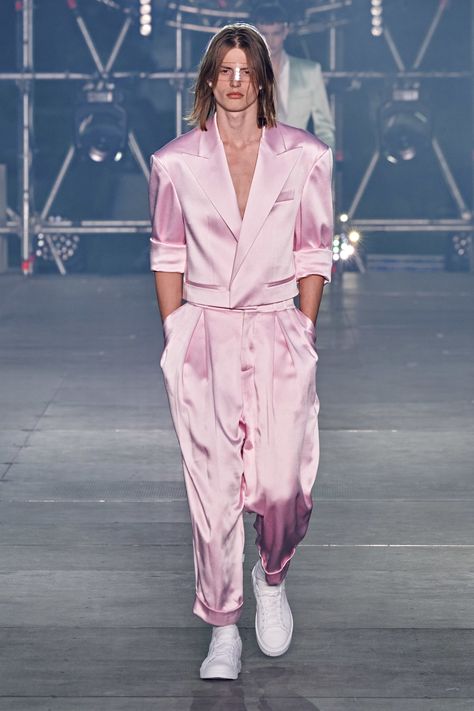 Balmain 2020, Mode Rose, Chique Outfits, Mens Spring Fashion, Balmain Paris, Runway Trends, Fashion Show Collection, Mens Fashion Trends, Look Fashion