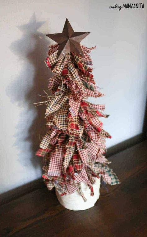 Simple Christmas Gifts, Holiday Fabric Crafts, Holiday Craft Ideas, Mini Christmas Trees, Fabric Christmas Trees, Homespun Fabric, Diy Christmas Decorations, Christmas Tree Inspiration, Holiday Craft