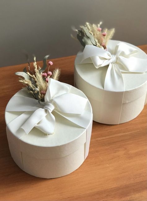 Bachelorette Boxes, Wedding Gift Box Ideas, Hidden Hantaran Ideas, Hidden Hantaran, Wedding Packaging, Engagement Dinner, Bridal Gift Wrapping Ideas, Dream Wedding Decorations, Gift Wrapping Inspiration