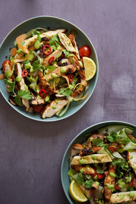 A fresh and satisfying chicken tikka, naan and lentil salad. Chicken Tikka Salad Recipe, Chicken Lentil Salad, Indian Chicken Salad, Chicken Tikka Salad, 30min Meals, Jamie Oliver 15 Minute Meals, Veg Lasagne, 15 Min Meals, Jamie Oliver Chicken