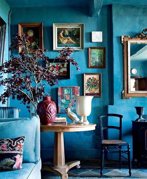 Visual Vamp, Eclectic Chic, Bohemian Room, Ivy House, Gallery Wall Inspiration, Blue Rooms, Inspiration Wall, Blue Walls, Elle Decor