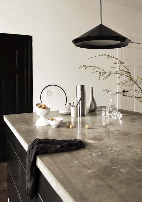 40 Amazing and stylish kitchens with concrete countertops Kitchens With Concrete Countertops, Concrete Countertop Ideas, Countertop Concrete, Concrete Countertops Kitchen, Concrete Counter, Modern Kitchen Interiors, Concrete Kitchen, Casa Vintage, Kitchen Benches