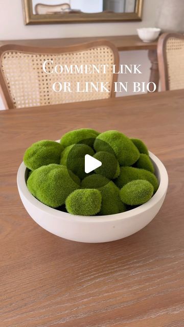 Moss Centerpieces Diy, Simple Centerpieces Diy, Moss Rocks, Moss Centerpieces, Year Round Decor, Diy Centerpiece, Minimal Decor, Diy Centerpieces, Round Decor