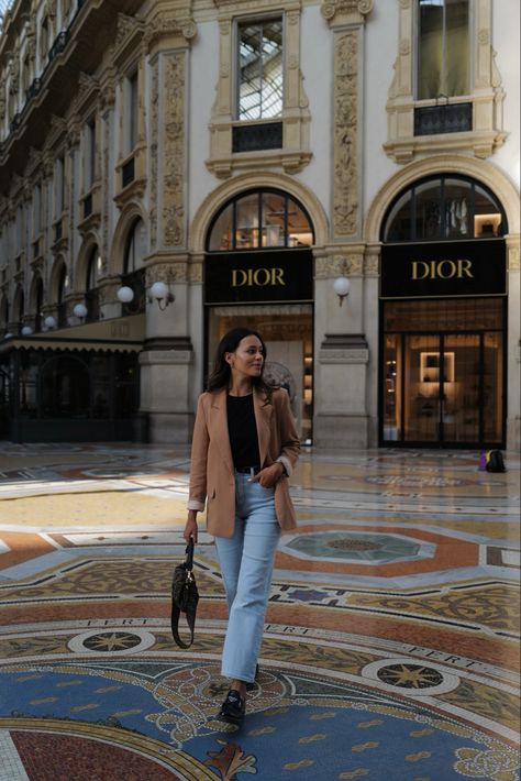 #milano #streetstyle Milan In April Outfits, Milano Picture Ideas, Milano Photography Ideas, Milano Outfit Spring, Milan Aesthetic Fashion, Milano Outfit Winter, Milan Outfits Spring, Milano Photo Ideas, Milan Photo Ideas