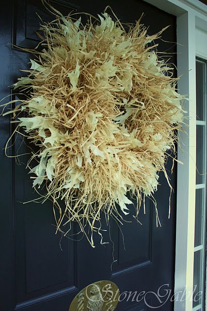 How to make a raffia wreath Raffia Wreath, Straw Wreath, Corn Husk, Wreath Tutorial, Easy Fall, Autumn Wreaths, Fall Decor Diy, Wreath Crafts, Arte Floral